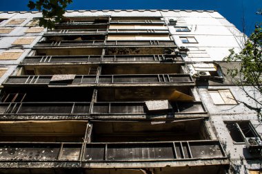 Harkiv, Ukrayna, 8 Temmuz 2024 Saltivka 'da Hasarlı bir bina, Harkiv metropolünde bir kuzey bölgesi. Banliyö bölgesi, Rusya 'nın bombardımanından ülkedeki diğer bölgelerden daha fazla etkilendi..