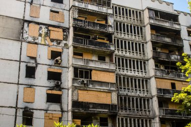 Harkiv, Ukrayna, 8 Temmuz 2024 Saltivka 'da Hasarlı bir bina, Harkiv metropolünde bir kuzey bölgesi. Banliyö bölgesi, Rusya 'nın bombardımanından ülkedeki diğer bölgelerden daha fazla etkilendi..