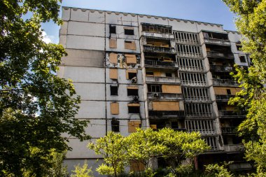 Harkiv, Ukrayna, 8 Temmuz 2024 Saltivka 'da Hasarlı bir bina, Harkiv metropolünde bir kuzey bölgesi. Banliyö bölgesi, Rusya 'nın bombardımanından ülkedeki diğer bölgelerden daha fazla etkilendi..