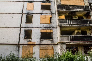 Harkiv, Ukrayna, 8 Temmuz 2024 Saltivka 'da Hasarlı bir bina, Harkiv metropolünde bir kuzey bölgesi. Banliyö bölgesi, Rusya 'nın bombardımanından ülkedeki diğer bölgelerden daha fazla etkilendi..