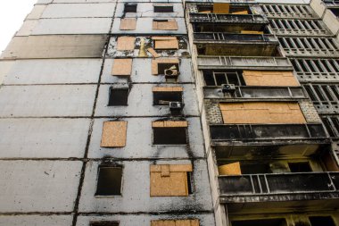 Harkiv, Ukrayna, 8 Temmuz 2024 Saltivka 'da Hasarlı bir bina, Harkiv metropolünde bir kuzey bölgesi. Banliyö bölgesi, Rusya 'nın bombardımanından ülkedeki diğer bölgelerden daha fazla etkilendi..