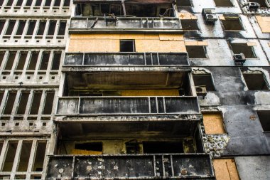 Harkiv, Ukrayna, 8 Temmuz 2024 Saltivka 'da Hasarlı bir bina, Harkiv metropolünde bir kuzey bölgesi. Banliyö bölgesi, Rusya 'nın bombardımanından ülkedeki diğer bölgelerden daha fazla etkilendi..