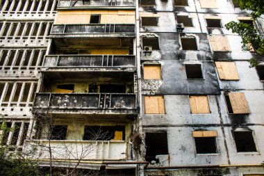 Harkiv, Ukrayna, 8 Temmuz 2024 Saltivka 'da Hasarlı bir bina, Harkiv metropolünde bir kuzey bölgesi. Banliyö bölgesi, Rusya 'nın bombardımanından ülkedeki diğer bölgelerden daha fazla etkilendi..
