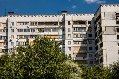 Harkiv, Ukrayna, 8 Temmuz 2024 Saltivka 'da Hasarlı bir bina, Harkiv metropolünde bir kuzey bölgesi. Banliyö bölgesi, Rusya 'nın bombardımanından ülkedeki diğer bölgelerden daha fazla etkilendi..