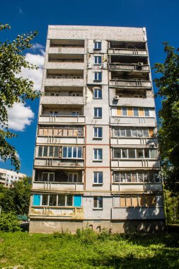 Harkiv, Ukrayna, 8 Temmuz 2024 Saltivka 'da Hasarlı bir bina, Harkiv metropolünde bir kuzey bölgesi. Banliyö bölgesi, Rusya 'nın bombardımanından ülkedeki diğer bölgelerden daha fazla etkilendi..