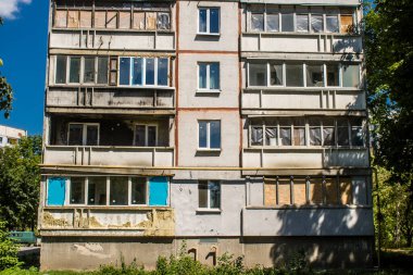 Harkiv, Ukrayna, 8 Temmuz 2024 Saltivka 'da Hasarlı bir bina, Harkiv metropolünde bir kuzey bölgesi. Banliyö bölgesi, Rusya 'nın bombardımanından ülkedeki diğer bölgelerden daha fazla etkilendi..