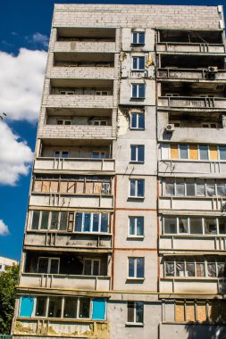 Harkiv, Ukrayna, 8 Temmuz 2024 Saltivka 'da Hasarlı bir bina, Harkiv metropolünde bir kuzey bölgesi. Banliyö bölgesi, Rusya 'nın bombardımanından ülkedeki diğer bölgelerden daha fazla etkilendi..