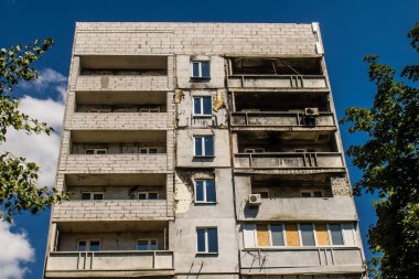 Harkiv, Ukrayna, 8 Temmuz 2024 Saltivka 'da Hasarlı bir bina, Harkiv metropolünde bir kuzey bölgesi. Banliyö bölgesi, Rusya 'nın bombardımanından ülkedeki diğer bölgelerden daha fazla etkilendi..