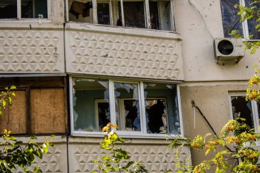 Harkiv, Ukrayna, 8 Temmuz 2024 Saltivka 'da Hasarlı bir bina, Harkiv metropolünde bir kuzey bölgesi. Banliyö bölgesi, Rusya 'nın bombardımanından ülkedeki diğer bölgelerden daha fazla etkilendi..