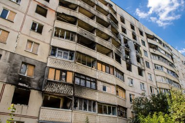 Harkiv, Ukrayna, 8 Temmuz 2024 Saltivka 'da Hasarlı bir bina, Harkiv metropolünde bir kuzey bölgesi. Banliyö bölgesi, Rusya 'nın bombardımanından ülkedeki diğer bölgelerden daha fazla etkilendi..