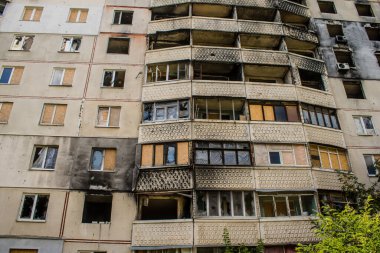 Harkiv, Ukrayna, 8 Temmuz 2024 Saltivka 'da Hasarlı bir bina, Harkiv metropolünde bir kuzey bölgesi. Banliyö bölgesi, Rusya 'nın bombardımanından ülkedeki diğer bölgelerden daha fazla etkilendi..