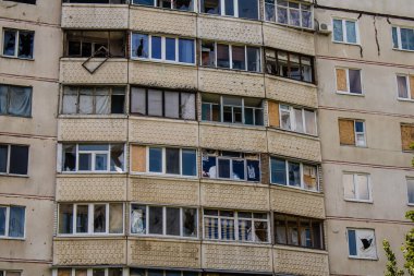 Harkiv, Ukrayna, 8 Temmuz 2024 Saltivka 'da Hasarlı bir bina, Harkiv metropolünde bir kuzey bölgesi. Banliyö bölgesi, Rusya 'nın bombardımanından ülkedeki diğer bölgelerden daha fazla etkilendi..