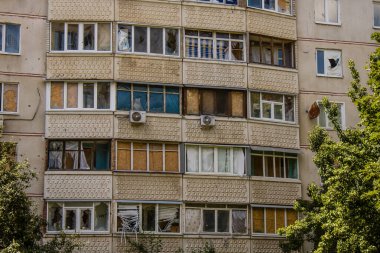 Harkiv, Ukrayna, 8 Temmuz 2024 Saltivka 'da Hasarlı bir bina, Harkiv metropolünde bir kuzey bölgesi. Banliyö bölgesi, Rusya 'nın bombardımanından ülkedeki diğer bölgelerden daha fazla etkilendi..