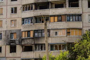 Harkiv, Ukrayna, 8 Temmuz 2024 Saltivka 'da Hasarlı bir bina, Harkiv metropolünde bir kuzey bölgesi. Banliyö bölgesi, Rusya 'nın bombardımanından ülkedeki diğer bölgelerden daha fazla etkilendi..
