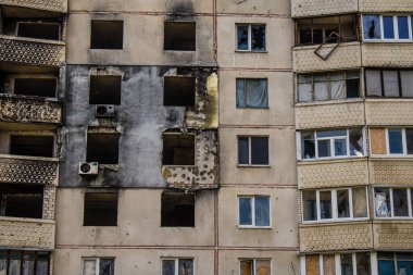 Harkiv, Ukrayna, 8 Temmuz 2024 Saltivka 'da Hasarlı bir bina, Harkiv metropolünde bir kuzey bölgesi. Banliyö bölgesi, Rusya 'nın bombardımanından ülkedeki diğer bölgelerden daha fazla etkilendi..