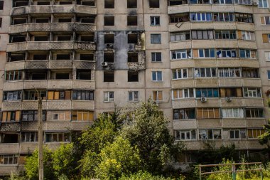 Harkiv, Ukrayna, 8 Temmuz 2024 Saltivka 'da Hasarlı bir bina, Harkiv metropolünde bir kuzey bölgesi. Banliyö bölgesi, Rusya 'nın bombardımanından ülkedeki diğer bölgelerden daha fazla etkilendi..