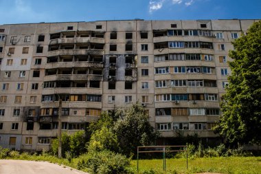 Harkiv, Ukrayna, 8 Temmuz 2024 Saltivka 'da Hasarlı bir bina, Harkiv metropolünde bir kuzey bölgesi. Banliyö bölgesi, Rusya 'nın bombardımanından ülkedeki diğer bölgelerden daha fazla etkilendi..