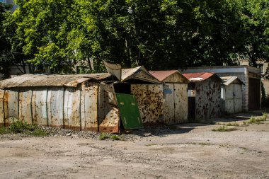 Harkiv, Ukrayna, 8 Temmuz 2024 Saltivka 'da Hasarlı bir bina, Harkiv metropolünde bir kuzey bölgesi. Banliyö bölgesi, Rusya 'nın bombardımanından ülkedeki diğer bölgelerden daha fazla etkilendi..