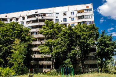 Harkiv, Ukrayna, 8 Temmuz 2024 Saltivka 'da Hasarlı bir bina, Harkiv metropolünde bir kuzey bölgesi. Banliyö bölgesi, Rusya 'nın bombardımanından ülkedeki diğer bölgelerden daha fazla etkilendi..