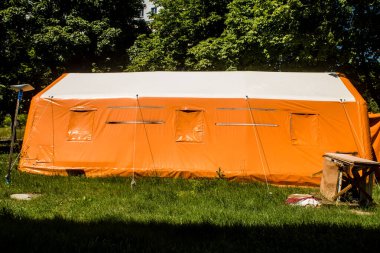 Harkiv, Ukrayna, 8 Temmuz 2024 Saltivka 'da Hasarlı bir bina, Harkiv metropolünde bir kuzey bölgesi. Banliyö bölgesi, Rusya 'nın bombardımanından ülkedeki diğer bölgelerden daha fazla etkilendi..