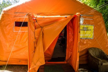 Harkiv, Ukrayna, 8 Temmuz 2024 Saltivka 'da Hasarlı bir bina, Harkiv metropolünde bir kuzey bölgesi. Banliyö bölgesi, Rusya 'nın bombardımanından ülkedeki diğer bölgelerden daha fazla etkilendi..