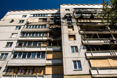 Harkiv, Ukrayna, 8 Temmuz 2024 Saltivka 'da Hasarlı bir bina, Harkiv metropolünde bir kuzey bölgesi. Banliyö bölgesi, Rusya 'nın bombardımanından ülkedeki diğer bölgelerden daha fazla etkilendi..