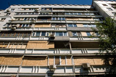 Harkiv, Ukrayna, 8 Temmuz 2024 Saltivka 'da Hasarlı bir bina, Harkiv metropolünde bir kuzey bölgesi. Banliyö bölgesi, Rusya 'nın bombardımanından ülkedeki diğer bölgelerden daha fazla etkilendi..