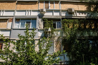 Harkiv, Ukrayna, 8 Temmuz 2024 Saltivka 'da Hasarlı bir bina, Harkiv metropolünde bir kuzey bölgesi. Banliyö bölgesi, Rusya 'nın bombardımanından ülkedeki diğer bölgelerden daha fazla etkilendi..