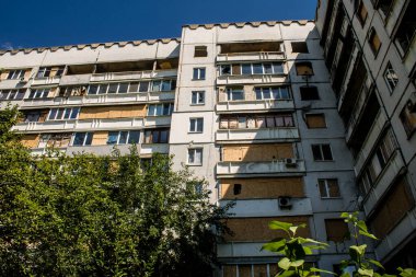 Harkiv, Ukrayna, 8 Temmuz 2024 Saltivka 'da Hasarlı bir bina, Harkiv metropolünde bir kuzey bölgesi. Banliyö bölgesi, Rusya 'nın bombardımanından ülkedeki diğer bölgelerden daha fazla etkilendi..