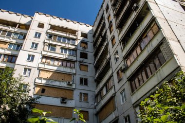 Harkiv, Ukrayna, 8 Temmuz 2024 Saltivka 'da Hasarlı bir bina, Harkiv metropolünde bir kuzey bölgesi. Banliyö bölgesi, Rusya 'nın bombardımanından ülkedeki diğer bölgelerden daha fazla etkilendi..