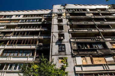 Harkiv, Ukrayna, 8 Temmuz 2024 Saltivka 'da Hasarlı bir bina, Harkiv metropolünde bir kuzey bölgesi. Banliyö bölgesi, Rusya 'nın bombardımanından ülkedeki diğer bölgelerden daha fazla etkilendi..