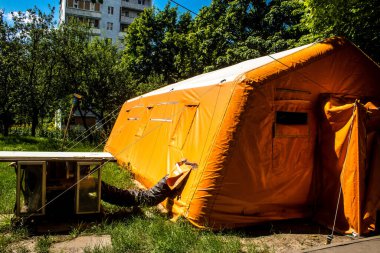 Harkiv, Ukrayna, 8 Temmuz 2024 Saltivka 'da Hasarlı bir bina, Harkiv metropolünde bir kuzey bölgesi. Banliyö bölgesi, Rusya 'nın bombardımanından ülkedeki diğer bölgelerden daha fazla etkilendi..