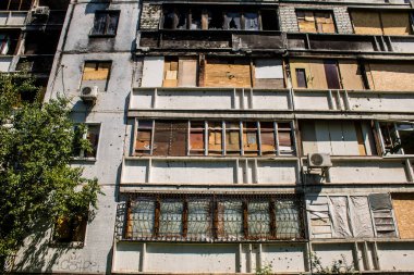 Harkiv, Ukrayna, 8 Temmuz 2024 Saltivka 'da Hasarlı bir bina, Harkiv metropolünde bir kuzey bölgesi. Banliyö bölgesi, Rusya 'nın bombardımanından ülkedeki diğer bölgelerden daha fazla etkilendi..