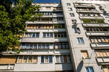 Harkiv, Ukrayna, 8 Temmuz 2024 Saltivka 'da Hasarlı bir bina, Harkiv metropolünde bir kuzey bölgesi. Banliyö bölgesi, Rusya 'nın bombardımanından ülkedeki diğer bölgelerden daha fazla etkilendi..