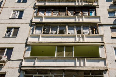 Harkiv, Ukrayna, 8 Temmuz 2024 Saltivka 'da Hasarlı bir bina, Harkiv metropolünde bir kuzey bölgesi. Banliyö bölgesi, Rusya 'nın bombardımanından ülkedeki diğer bölgelerden daha fazla etkilendi..