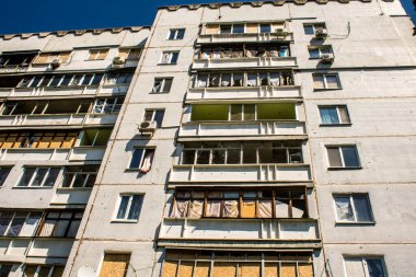 Harkiv, Ukrayna, 8 Temmuz 2024 Saltivka 'da Hasarlı bir bina, Harkiv metropolünde bir kuzey bölgesi. Banliyö bölgesi, Rusya 'nın bombardımanından ülkedeki diğer bölgelerden daha fazla etkilendi..