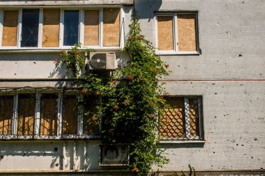 Harkiv, Ukrayna, 8 Temmuz 2024 Saltivka 'da Hasarlı bir bina, Harkiv metropolünde bir kuzey bölgesi. Banliyö bölgesi, Rusya 'nın bombardımanından ülkedeki diğer bölgelerden daha fazla etkilendi..