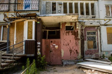 Harkiv, Ukrayna, 8 Temmuz 2024 Saltivka 'da Hasarlı bir bina, Harkiv metropolünde bir kuzey bölgesi. Banliyö bölgesi, Rusya 'nın bombardımanından ülkedeki diğer bölgelerden daha fazla etkilendi..