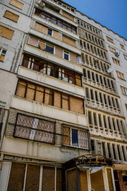 Harkiv, Ukrayna, 8 Temmuz 2024 Saltivka 'da Hasarlı bir bina, Harkiv metropolünde bir kuzey bölgesi. Banliyö bölgesi, Rusya 'nın bombardımanından ülkedeki diğer bölgelerden daha fazla etkilendi..