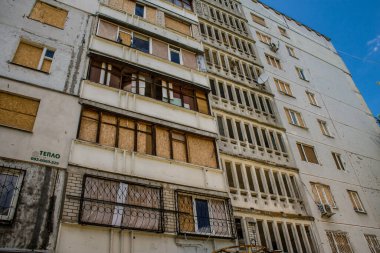 Harkiv, Ukrayna, 8 Temmuz 2024 Saltivka 'da Hasarlı bir bina, Harkiv metropolünde bir kuzey bölgesi. Banliyö bölgesi, Rusya 'nın bombardımanından ülkedeki diğer bölgelerden daha fazla etkilendi..