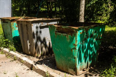 Harkiv, Ukrayna, 8 Temmuz 2024 Saltivka 'da Hasarlı bir bina, Harkiv metropolünde bir kuzey bölgesi. Banliyö bölgesi, Rusya 'nın bombardımanından ülkedeki diğer bölgelerden daha fazla etkilendi..