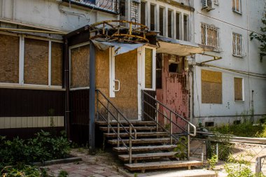 Harkiv, Ukrayna, 8 Temmuz 2024 Saltivka 'da Hasarlı bir bina, Harkiv metropolünde bir kuzey bölgesi. Banliyö bölgesi, Rusya 'nın bombardımanından ülkedeki diğer bölgelerden daha fazla etkilendi..