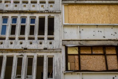 Harkiv, Ukrayna, 8 Temmuz 2024 Saltivka 'da Hasarlı bir bina, Harkiv metropolünde bir kuzey bölgesi. Banliyö bölgesi, Rusya 'nın bombardımanından ülkedeki diğer bölgelerden daha fazla etkilendi..