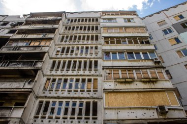 Harkiv, Ukrayna, 8 Temmuz 2024 Saltivka 'da Hasarlı bir bina, Harkiv metropolünde bir kuzey bölgesi. Banliyö bölgesi, Rusya 'nın bombardımanından ülkedeki diğer bölgelerden daha fazla etkilendi..
