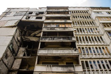 Harkiv, Ukrayna, 8 Temmuz 2024 Saltivka 'da Hasarlı bir bina, Harkiv metropolünde bir kuzey bölgesi. Banliyö bölgesi, Rusya 'nın bombardımanından ülkedeki diğer bölgelerden daha fazla etkilendi..