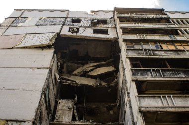 Harkiv, Ukrayna, 8 Temmuz 2024 Saltivka 'da Hasarlı bir bina, Harkiv metropolünde bir kuzey bölgesi. Banliyö bölgesi, Rusya 'nın bombardımanından ülkedeki diğer bölgelerden daha fazla etkilendi..