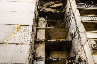 Harkiv, Ukrayna, 8 Temmuz 2024 Saltivka 'da Hasarlı bir bina, Harkiv metropolünde bir kuzey bölgesi. Banliyö bölgesi, Rusya 'nın bombardımanından ülkedeki diğer bölgelerden daha fazla etkilendi..