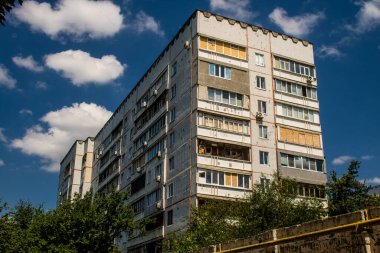 Harkiv, Ukrayna, 8 Temmuz 2024 Saltivka 'da Hasarlı bir bina, Harkiv metropolünde bir kuzey bölgesi. Banliyö bölgesi, Rusya 'nın bombardımanından ülkedeki diğer bölgelerden daha fazla etkilendi..