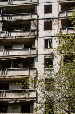 Harkiv, Ukrayna, 8 Temmuz 2024 Saltivka 'da Hasarlı bir bina, Harkiv metropolünde bir kuzey bölgesi. Banliyö bölgesi, Rusya 'nın bombardımanından ülkedeki diğer bölgelerden daha fazla etkilendi..