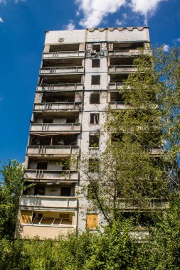 Harkiv, Ukrayna, 8 Temmuz 2024 Saltivka 'da Hasarlı bir bina, Harkiv metropolünde bir kuzey bölgesi. Banliyö bölgesi, Rusya 'nın bombardımanından ülkedeki diğer bölgelerden daha fazla etkilendi..